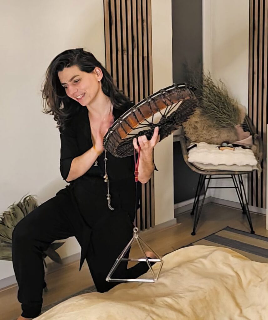 Klankheling tijdens een sessie – werken met trilling, resonantie en klankschaal in verbinding met het lichaam.