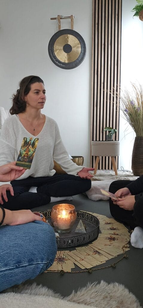 Adem, klank en beweging vormen samen de kern van mijn werk. In groepssessies komen we samen in een veilige bedding waarin je jezelf mag zijn, bewegen en voelen.