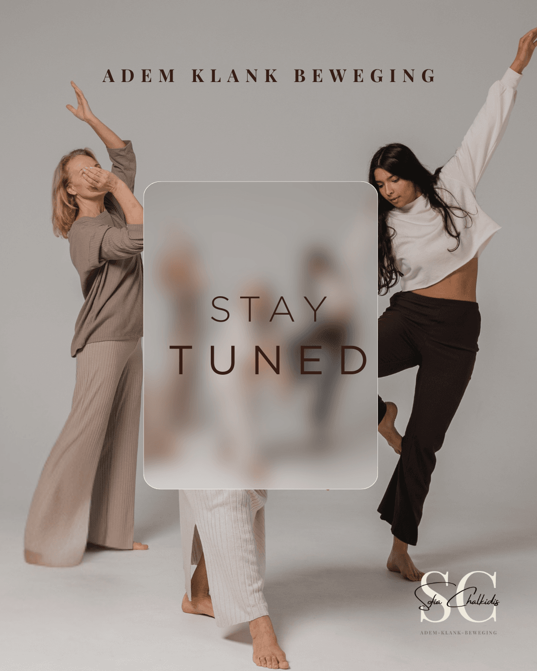 Vrouwen bewegen samen in een lichte, open ruimte. Hun lichamen staan dicht bij elkaar terwijl ze Vrouwen in beweging, gedragen door muziek en ritme. Het lichaam mag openen, verzachten en weer vrij ademen in zijn eigen tempo.