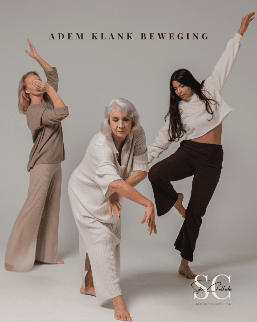 Vrouwen bewegen samen op muziek en ritme in vrije dans, in een zachte sfeer van verbinding en lichaamsbewustzijn.